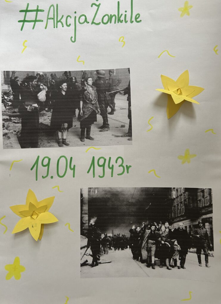 na zdjęciu widać plakaty które dzieci przygotowały, upamietniają powstanie w getcie warszawskim i akcję Żonkile. Do plakatów przyczepione są żółte kwiaty, które dzieci wykonały z papieru