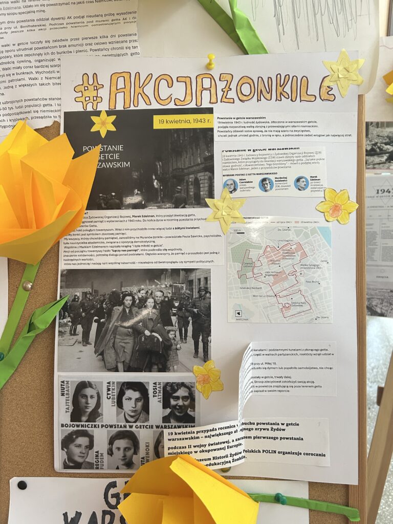 na zdjęciu widać plakaty które dzieci przygotowały, upamietniają powstanie w getcie warszawskim i akcję Żonkile. Do plakatów przyczepione są żółte kwiaty, które dzieci wykonały z papieru