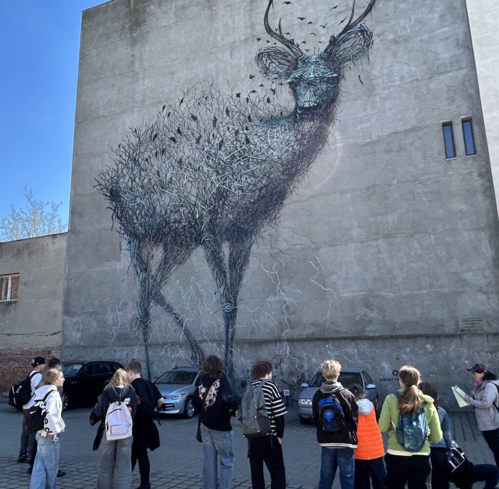 Mural Jeleń , na jego tle wpatrzone w niego dzieci (ul. Łąkowa )