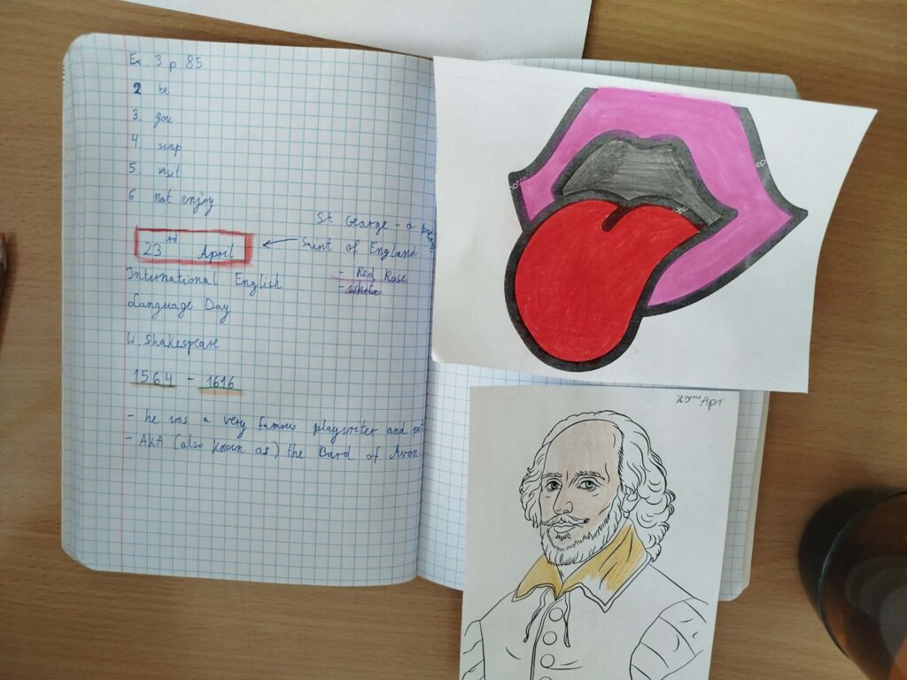 zdjęcie zeszytu i rysunków
