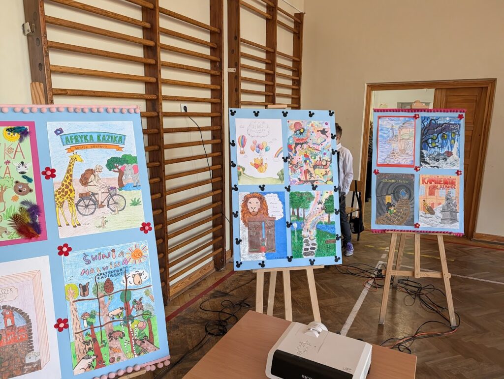 wystawione prace uczniów biorących udział w konkursie, po 4 prace przypięte na jednej sztaludze 