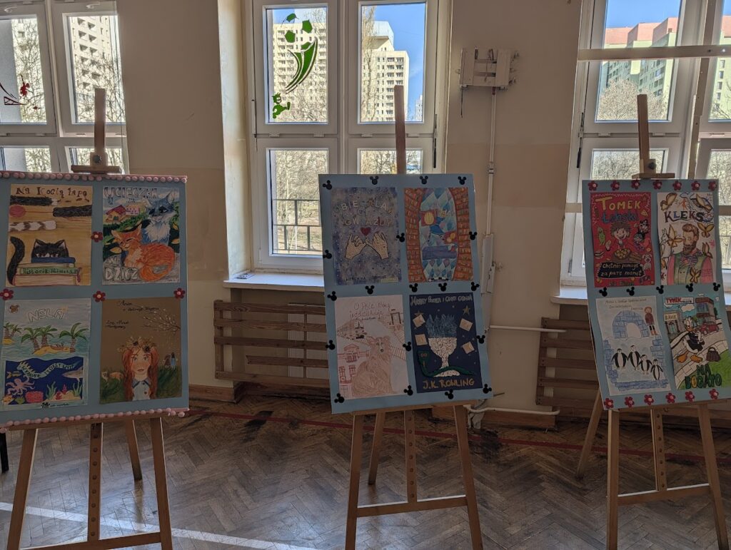 wystawione prace uczniów biorących udział w konkursie, po 4 prace przypięte na jednej sztaludze 