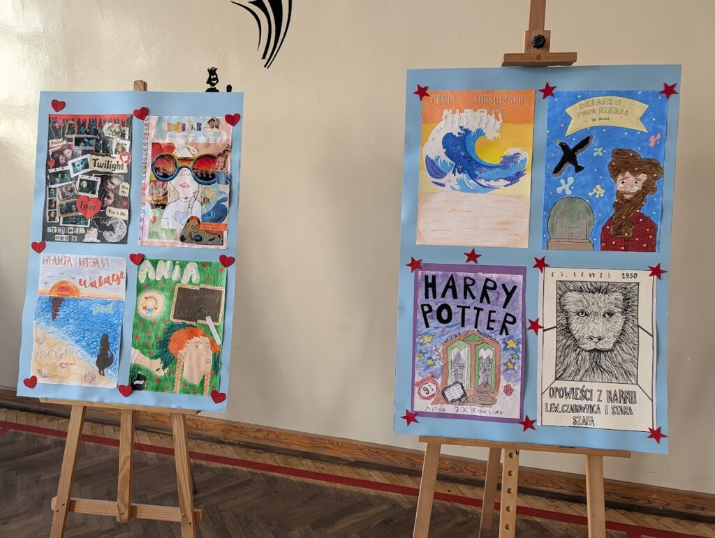 wystawione prace uczniów biorących udział w konkursie, po 4 prace przypięte na jednej sztaludze 