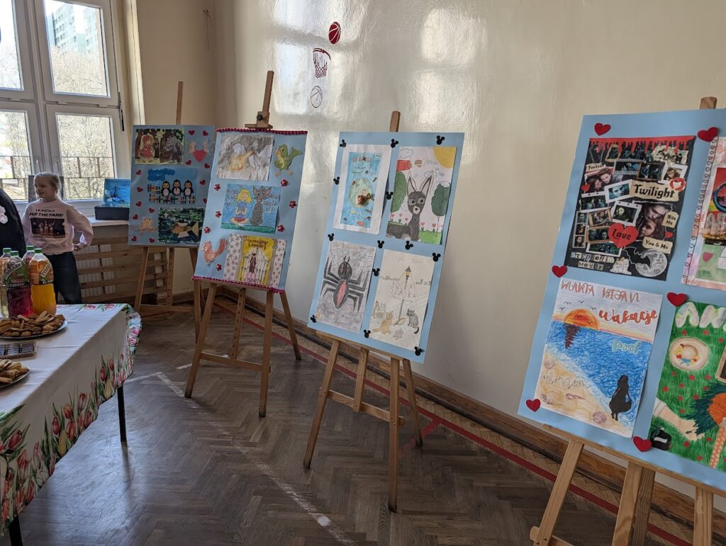 wystawione prace uczniów biorących udział w konkursie, po 4 prace przypięte na jednej sztaludze 