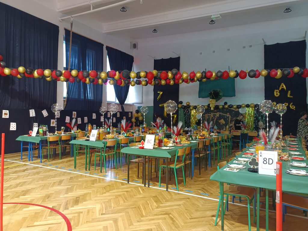 zdjęcie przystrojonych stolików, 4 rzędy na każdego początku karta z numerem klasy