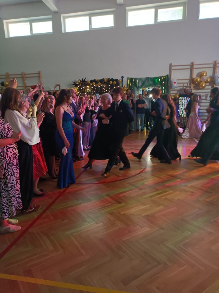 uczniowie tańczą poloneza