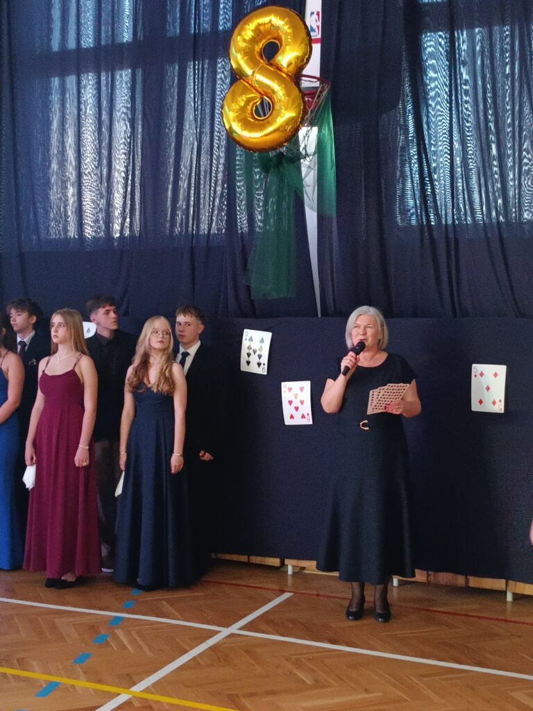 Pani Dyrektor przemawia do uczniów