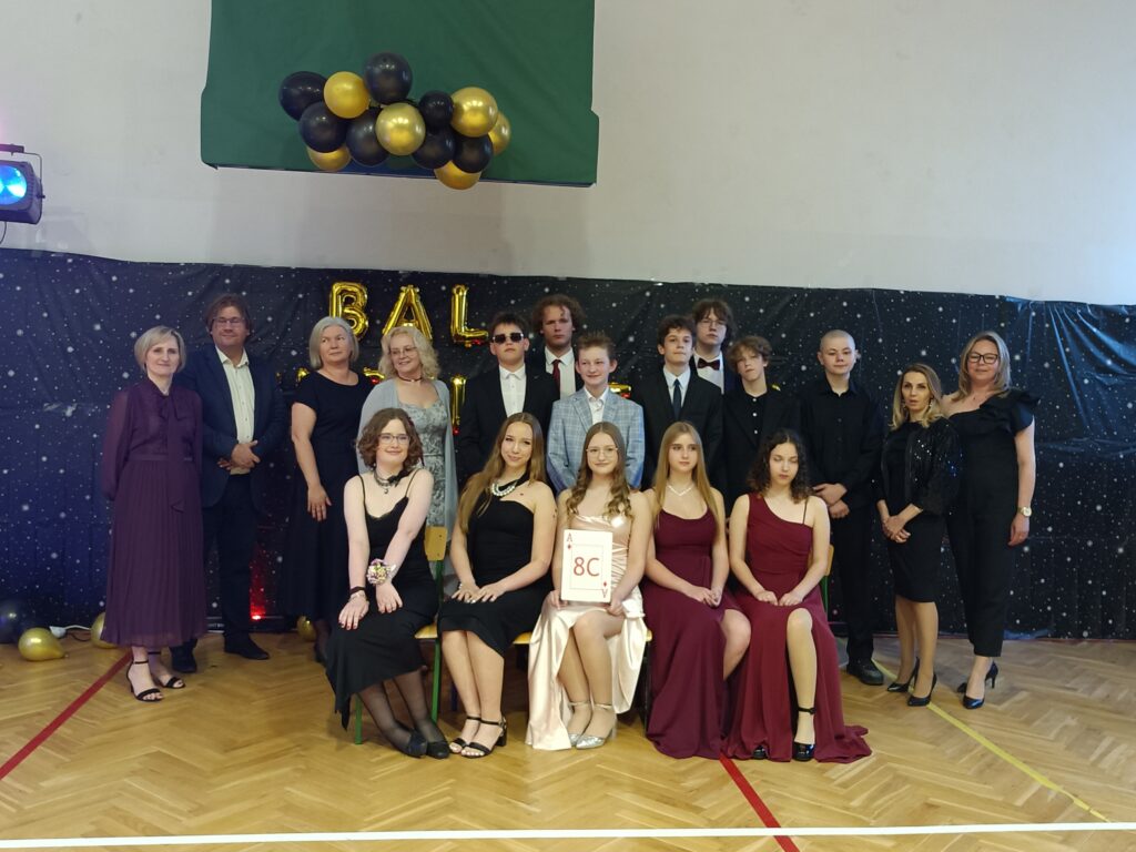 zdjęcie grupowe klasy 8c