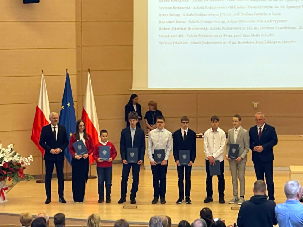 zdjęcie uczniów z dyplomami na auli