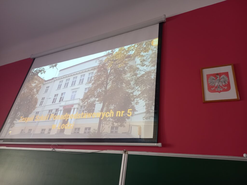zdjęcie ekranu z wyświetlonym zdjęciem szkoły