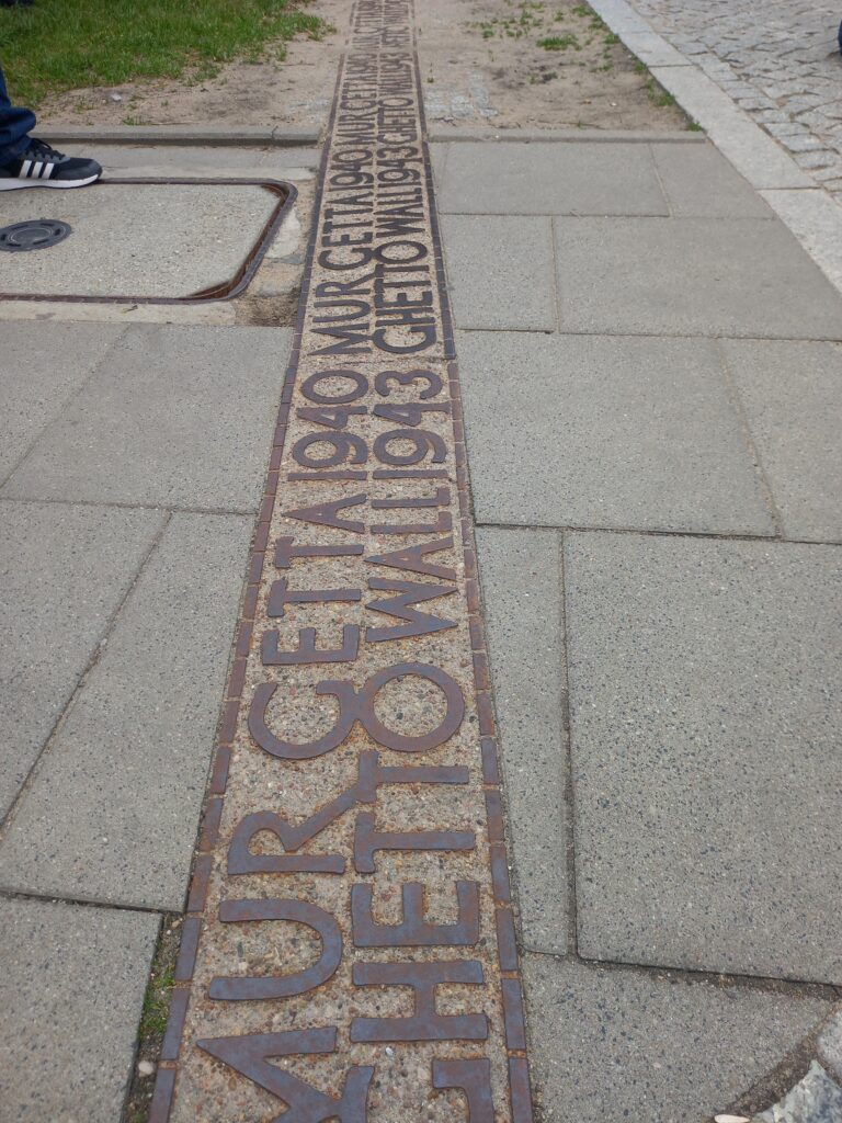 zdjęcie ziemi, na którwj sa napisy