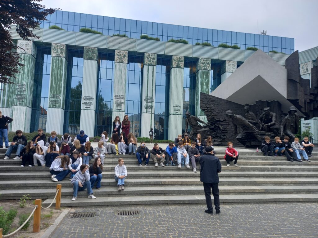 dzieci siedzą na schodach