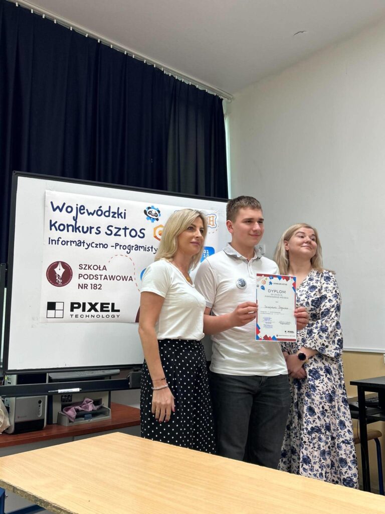 organizatorki wraz ze zwycięzcą konkursu