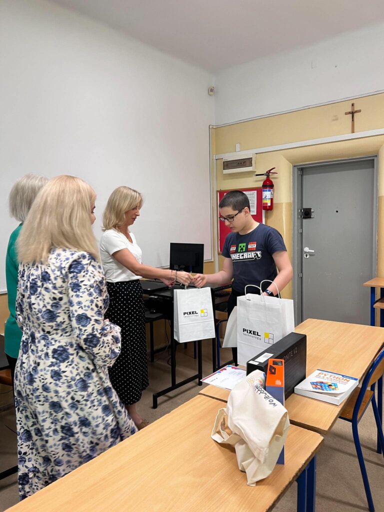 Pani Dyrektor i Nauczycielki gratulują uczniowi zajętego miejsca i wręczają nagrody