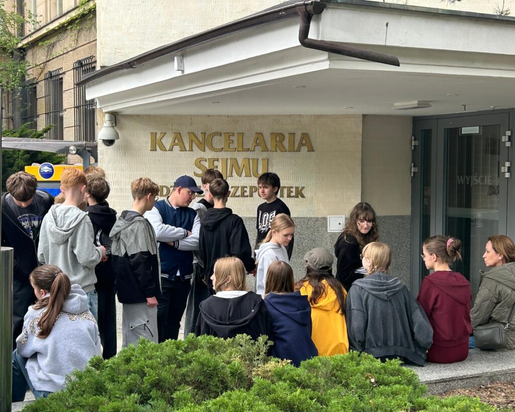 dzieci stoją przed kancelarią sejmu