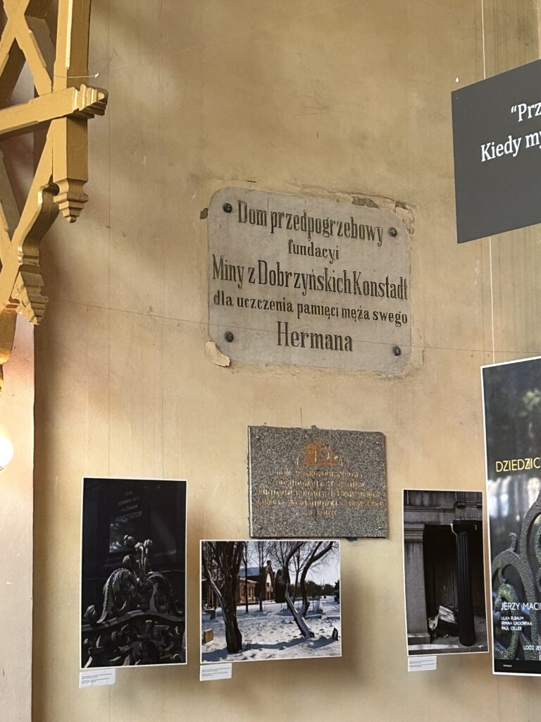 wywieszone tablice na ścianie