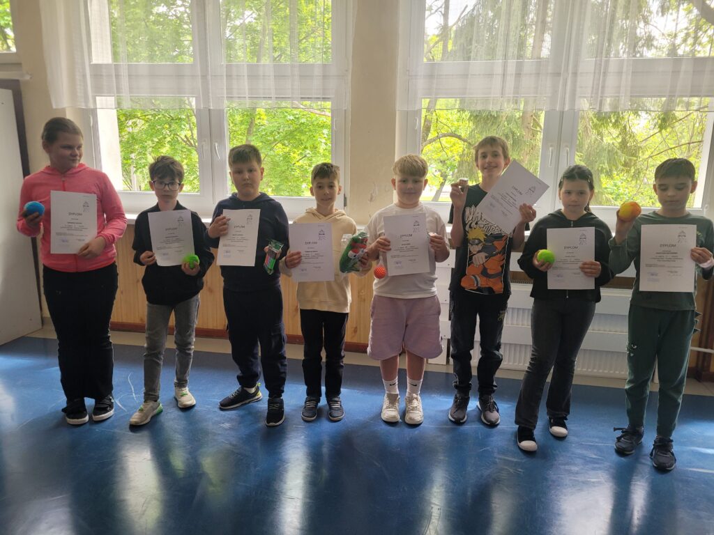 wspólne zdjęcie grupowe dzieci, trzymają dyplomy i nagrody
