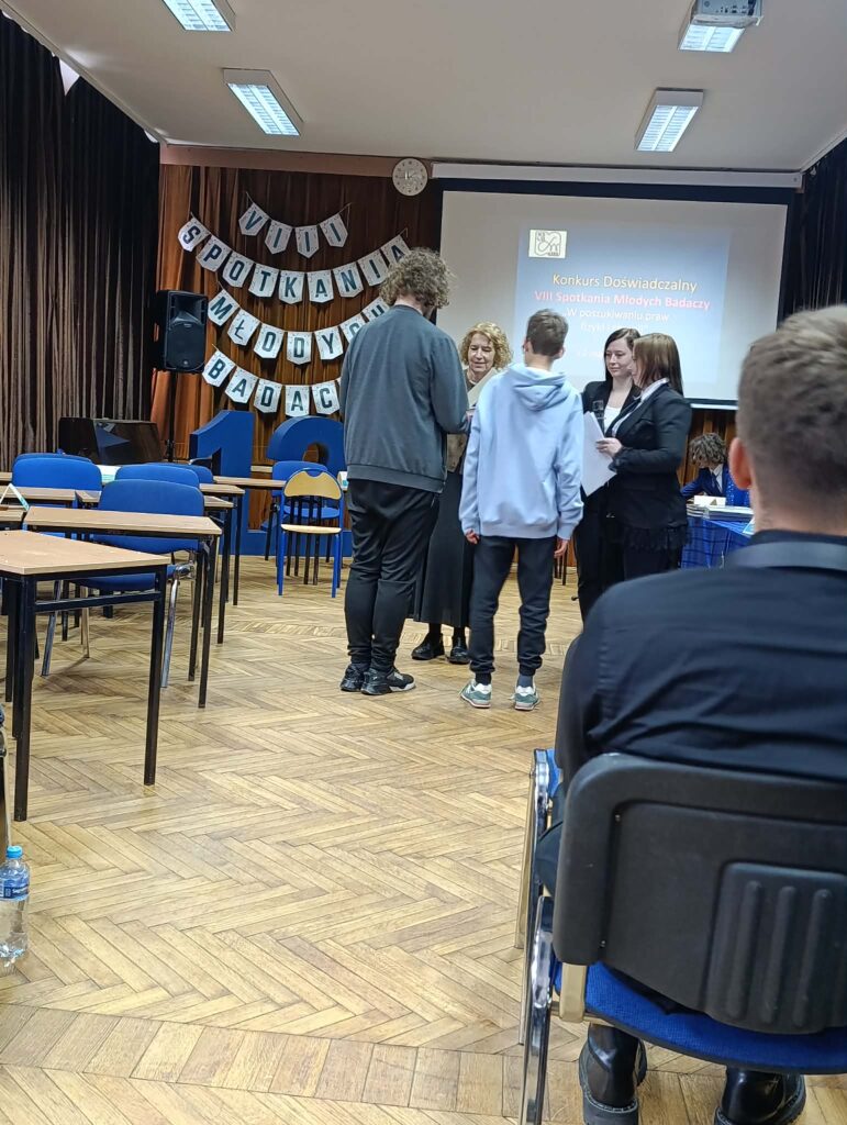Uczniowie odbierają nagrody
