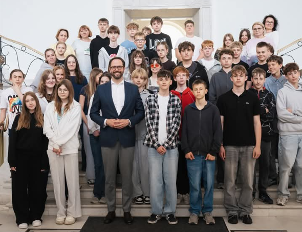zdjęcie grupowe dzieci i Pawła Bliźniuka