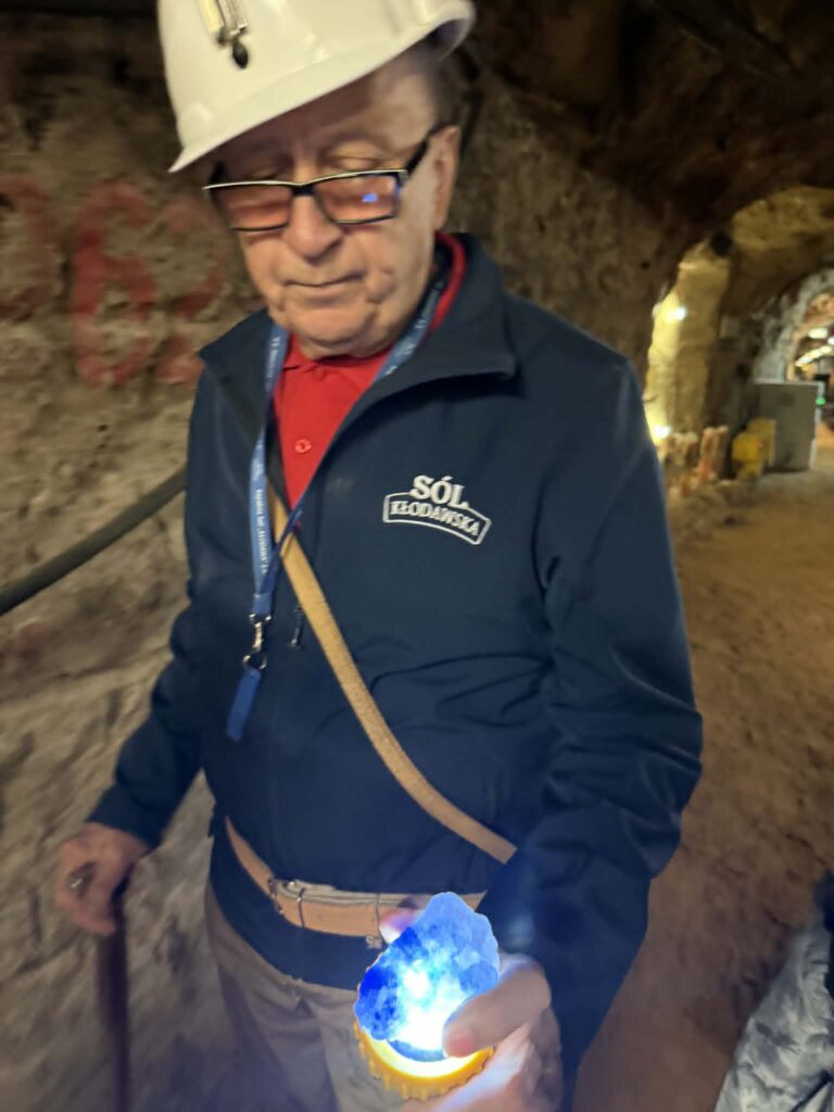 dzieci poznają kolory soli- tutaj niebieski
