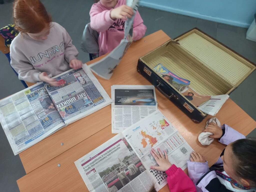 dzieci czytają gazety w języku angielskim