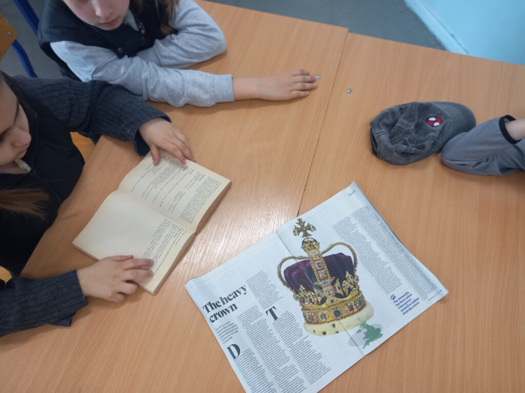 dzieci czytają gazetę i książkę po angielsku