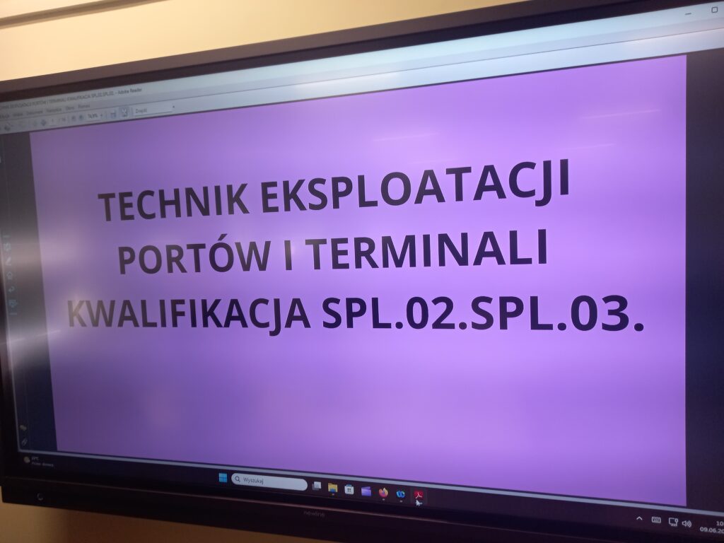 ekran interaktywny z wyświetlonym tekstem: technik eksploatacji portów i terminali kwalifikacja 
