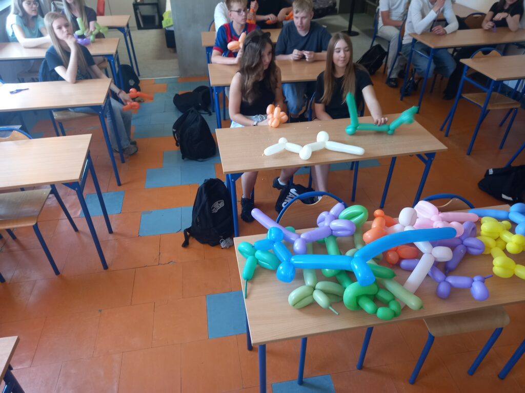 zdjęcie ławek i kolorowych baloników