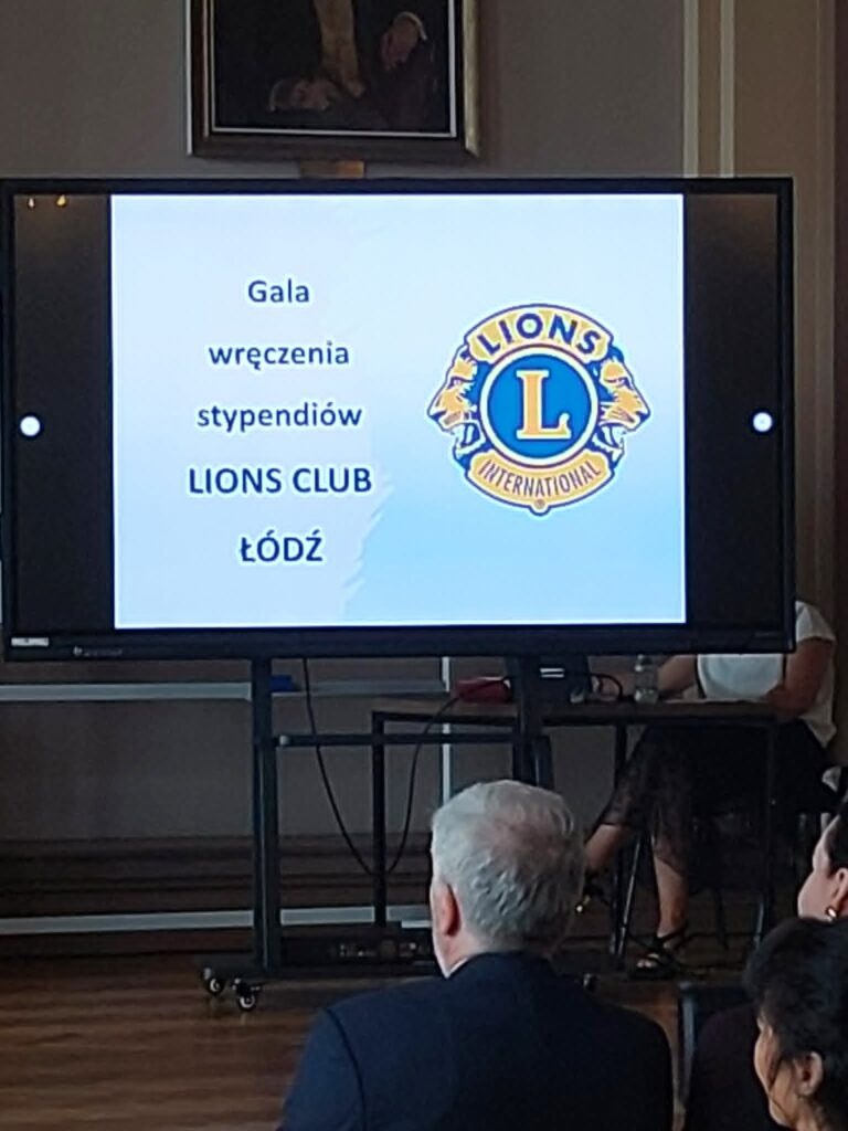 zdjęcie wyświetlanego ekranu, na nim napis gala wręczenia stypendiów LIONS CLUB