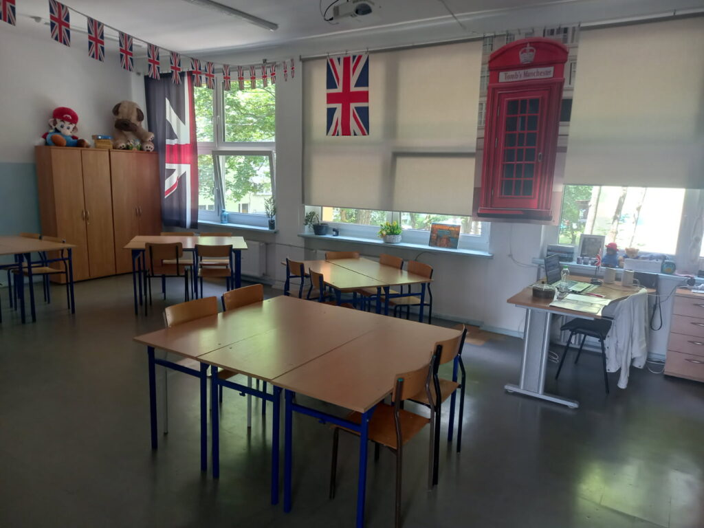 ławki ustawione w pustej klasie