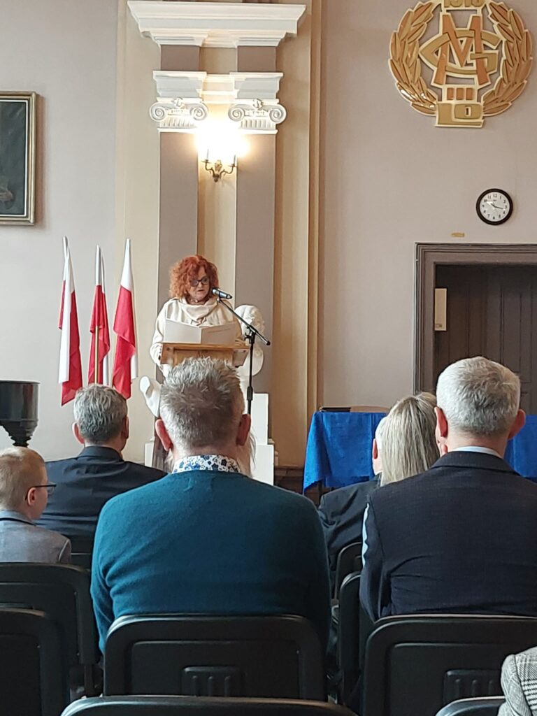 kobieta przemawia do zgromadzonych