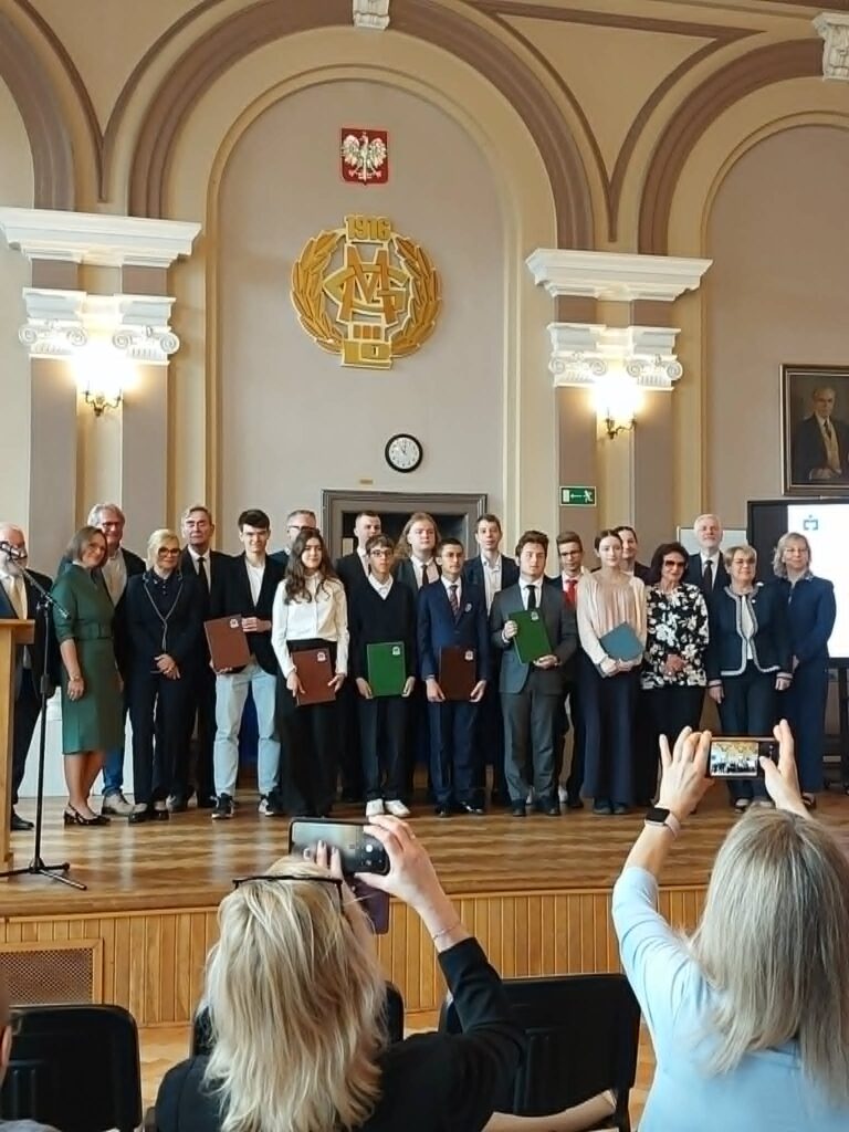 zdjęcie grupowe laureatów  z dyplomami i darczyńców