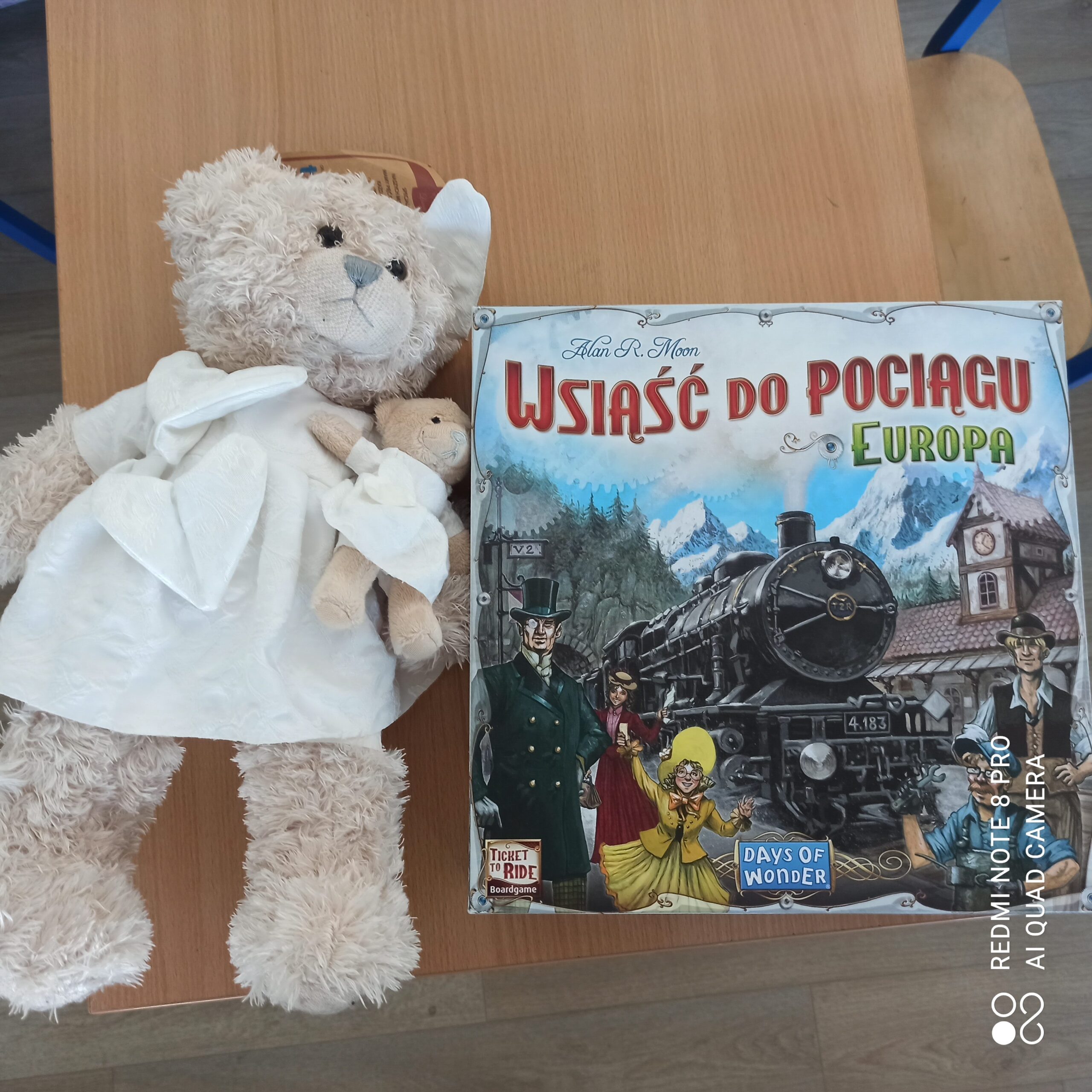 zdjęcie nagród, miś i gra z pociągami