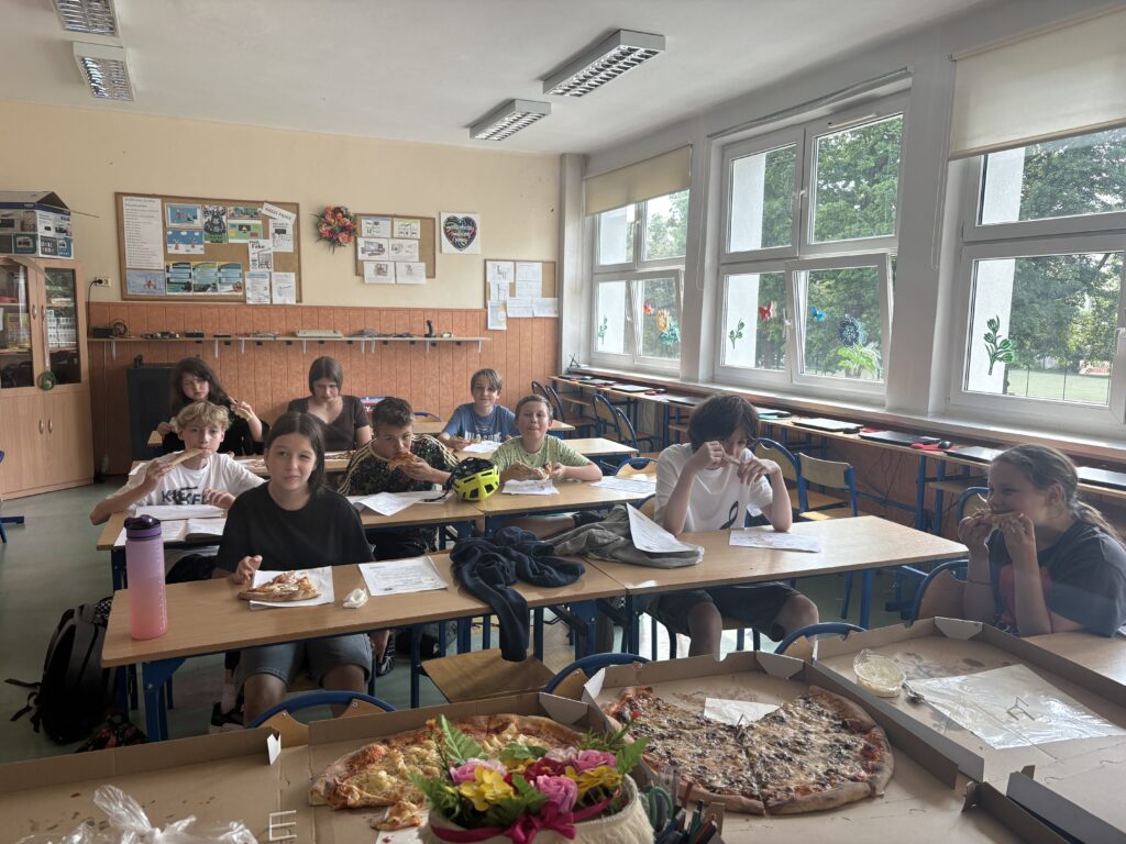 zdjęcie jak uczniowie jedzą pizzę