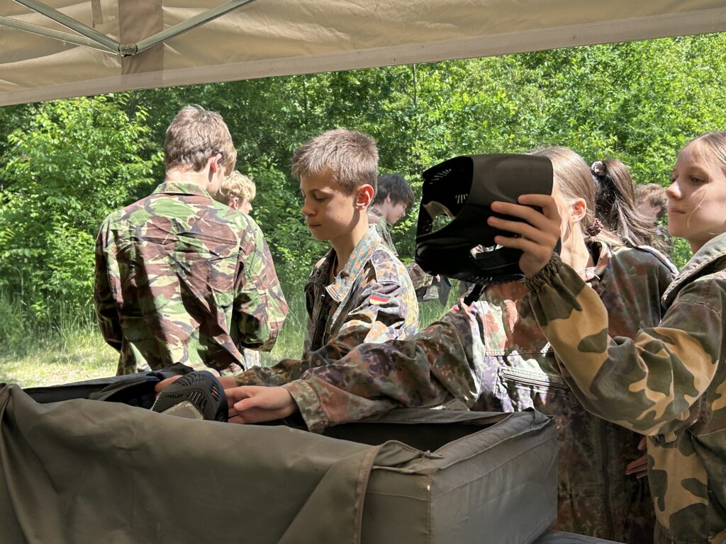 dziewczęta i chłopcy biorą maski ochronne na twarz