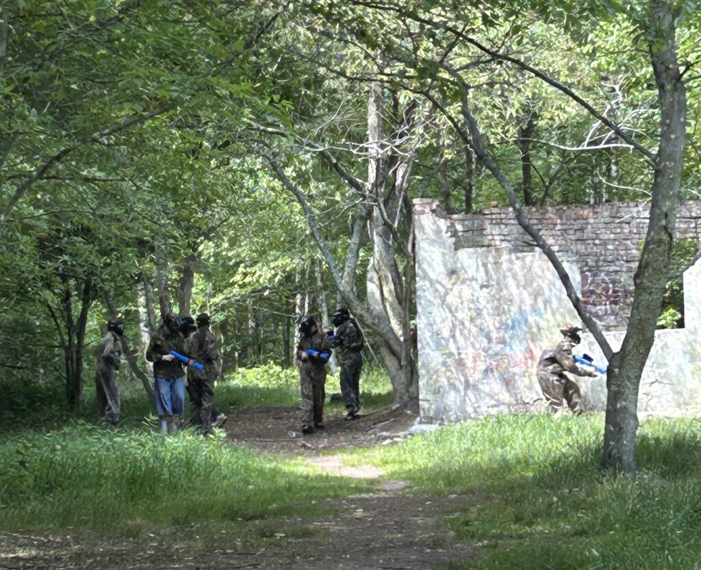 uczniowie chodzą przy budynku