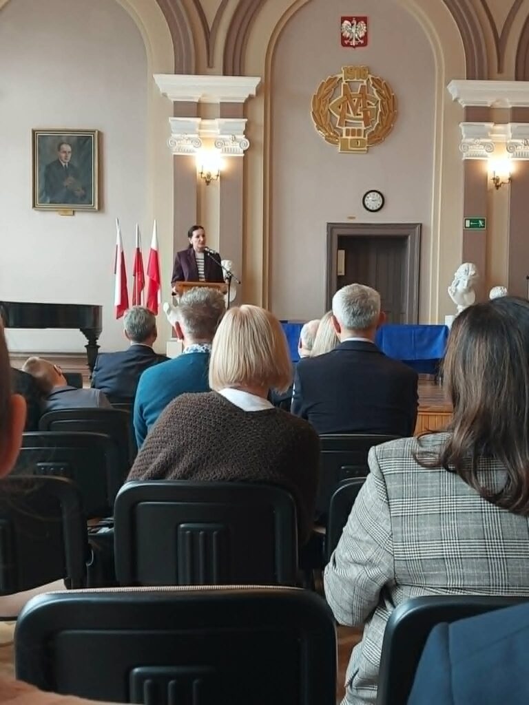 kobieta przemawia do zgromadzonych