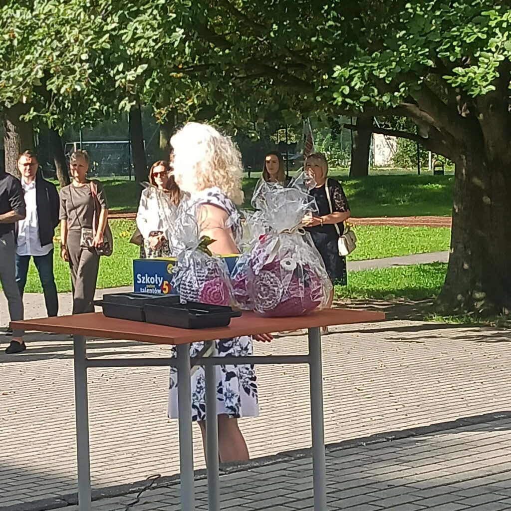 Pani Agnieszka Banasiak stoi przy sowach