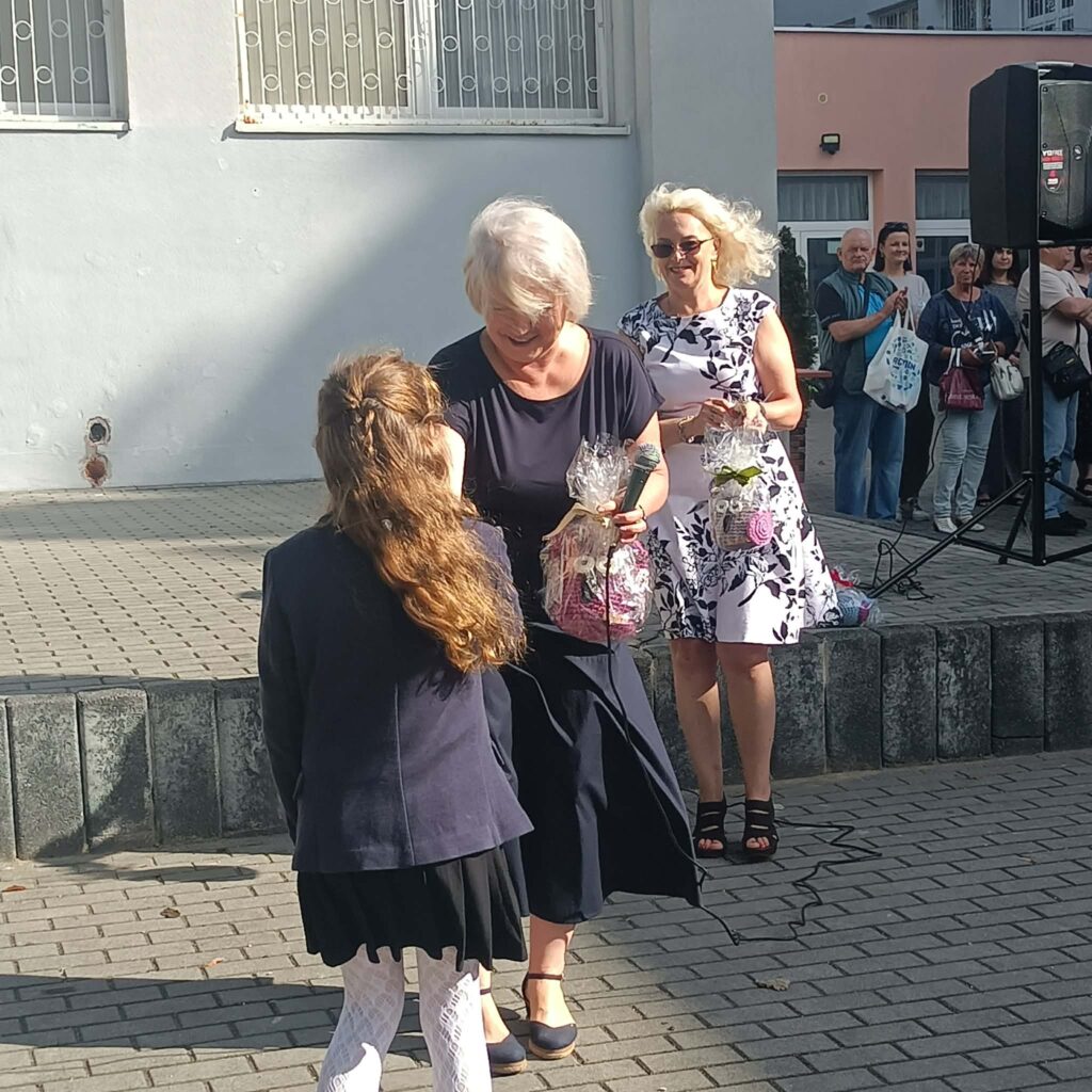 Pani Dyrektor wręcza sowę uczennicy