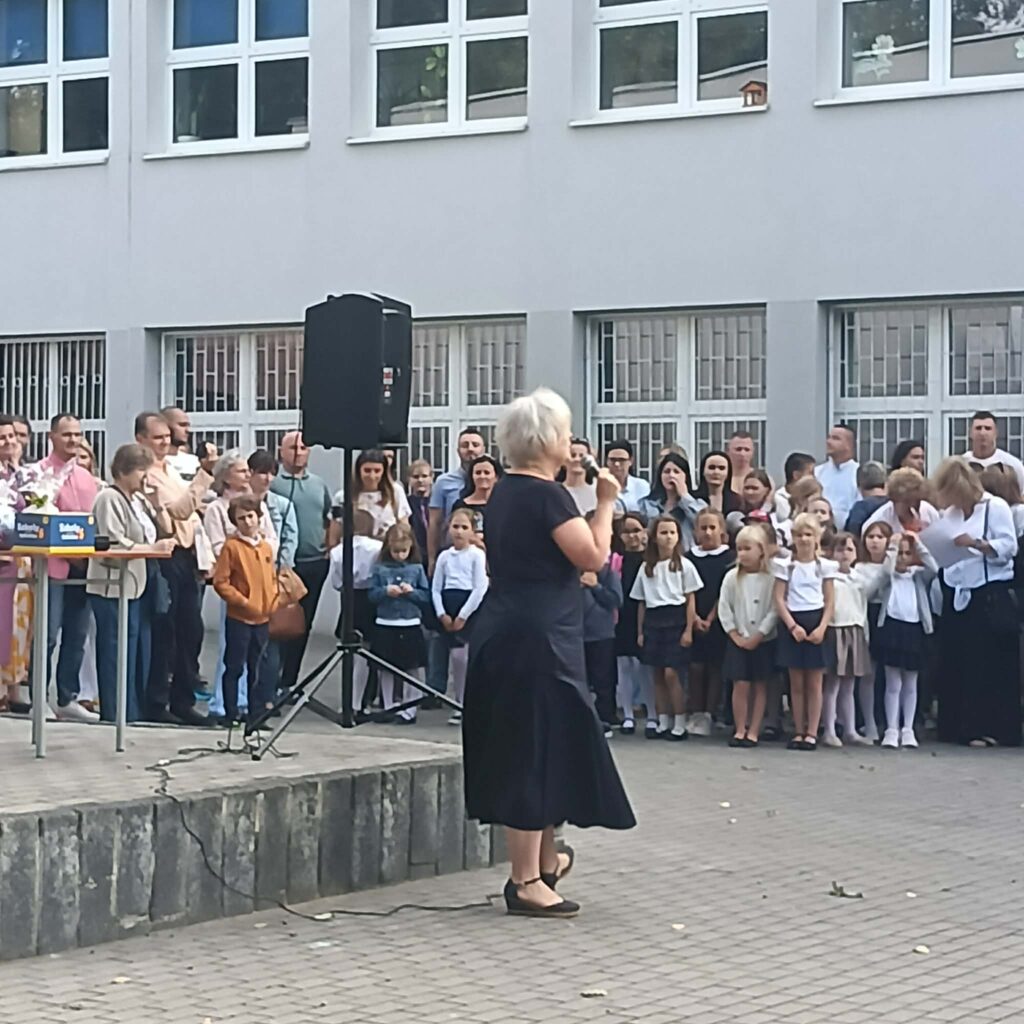 Pani Dyrektor przemawia do zgromadzonych