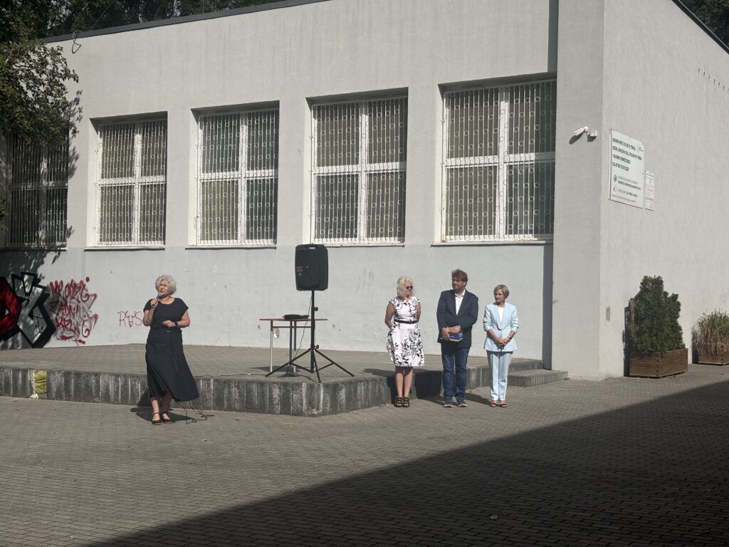 Dyrekcja przemawia do zgromadzonych
