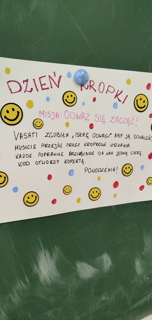 plakat z namalowanymi kropkami z uśmiechniętymi buziami i z opisem jednej z misji dla dzieci