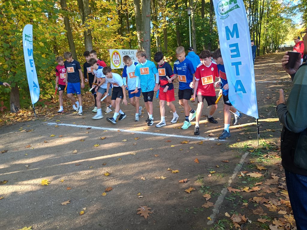 uczestnicy czekają na strcie