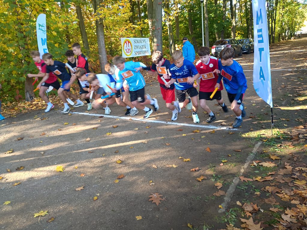 zdjęcie startujących uczniów w biegu
