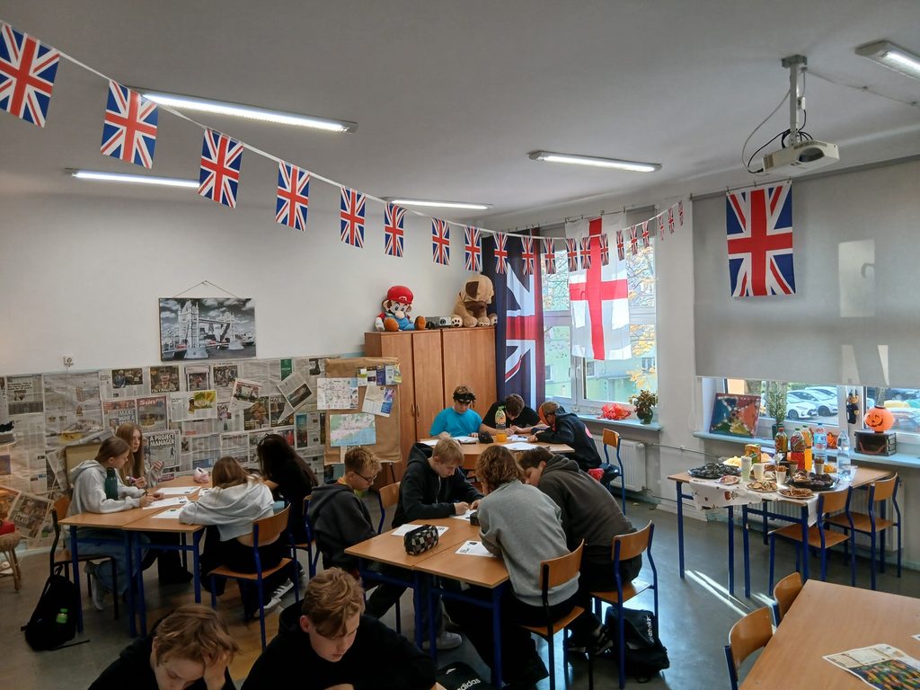uczniowie wykonują zadania przy ławkach