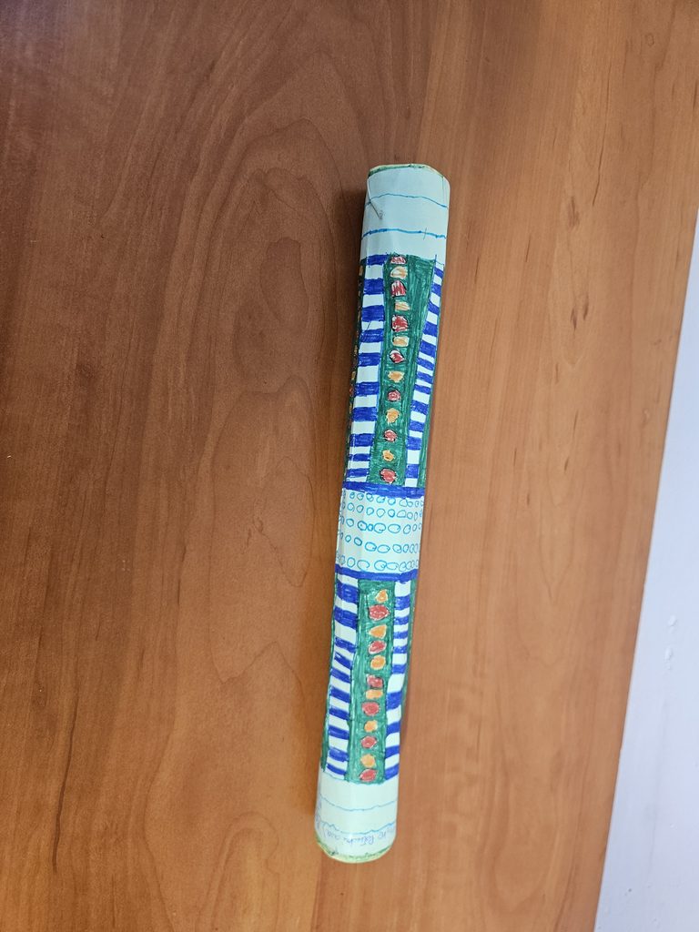 zdjęcie przedstawia instrument wykonany z papieru ryżu i wykałaczek