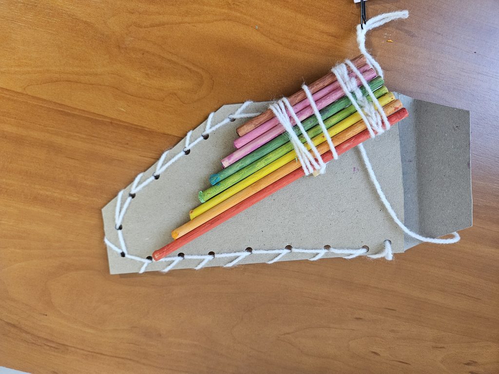 zdjęcie przedstawia instrument wykonany z patyczków i papieru