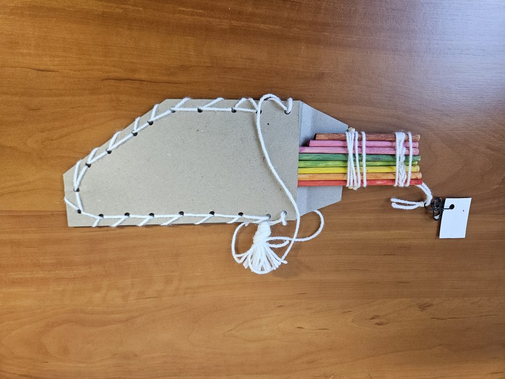 zdjęcie przedstawia instrument wykonany z patyczków i papieru