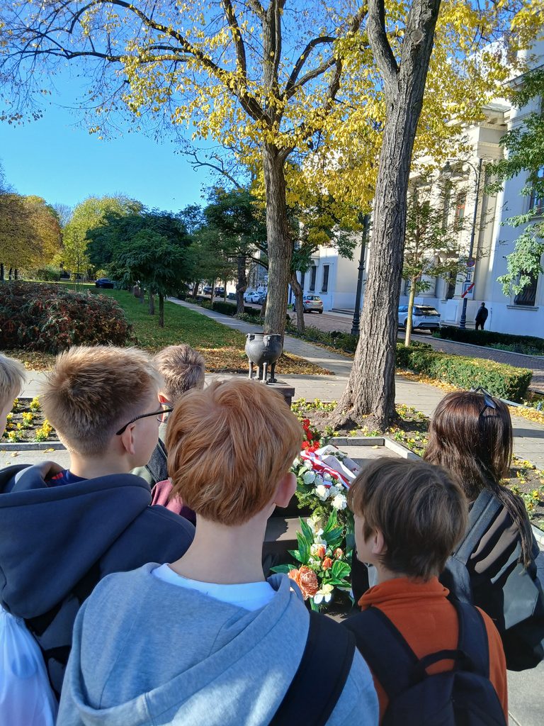 dzieci stoją przy grobie