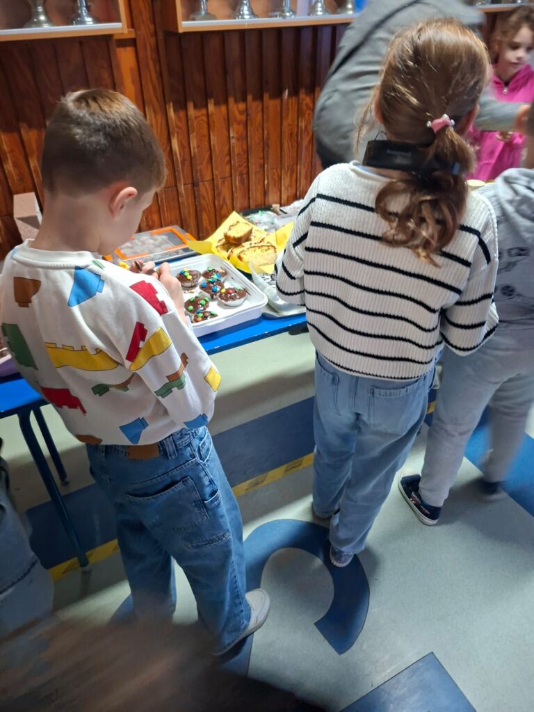 dzieci stoją w kolejce do kupienia cist
